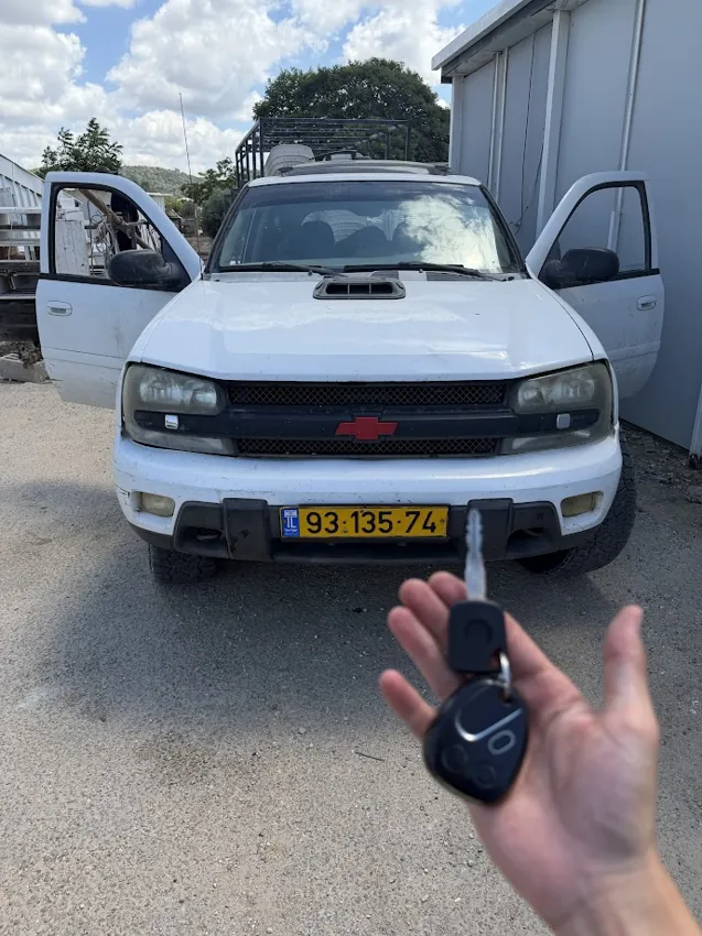 שלט ומפתח מול רכב שברולט